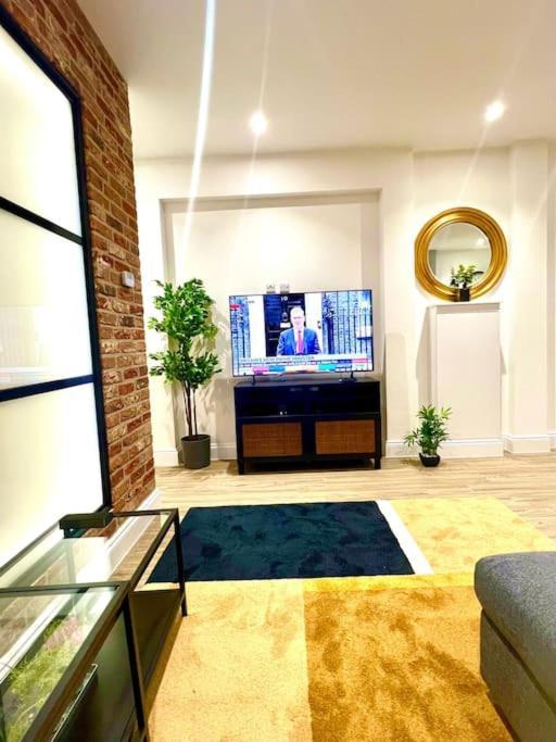 Brand New Apt - Beach Breeze Spacious 1-Bedroom Apartment With Parking - Sleeps 4 Ppl- Internet Борнмут Экстерьер фото