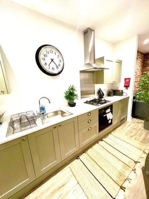 Brand New Apt - Beach Breeze Spacious 1-Bedroom Apartment With Parking - Sleeps 4 Ppl- Internet Борнмут Экстерьер фото