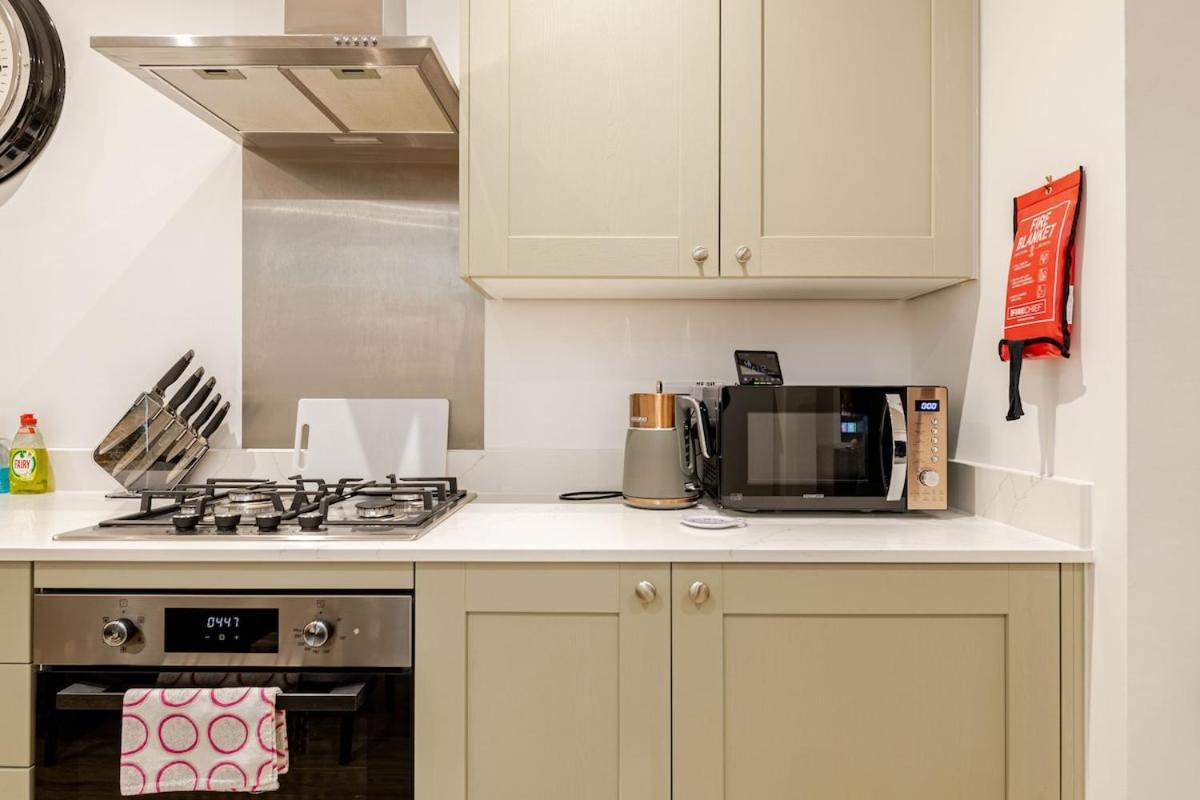 Brand New Apt - Beach Breeze Spacious 1-Bedroom Apartment With Parking - Sleeps 4 Ppl- Internet Борнмут Экстерьер фото
